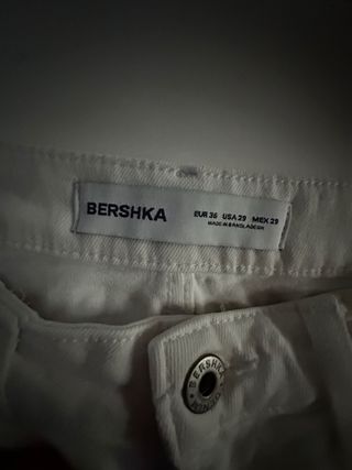 Pantalón corto Bershka Roto Talla 36