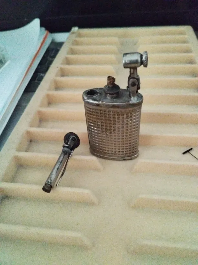 Mechero antiguo metálico