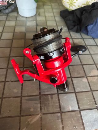 Carrete de pesca Yokozuna rojo