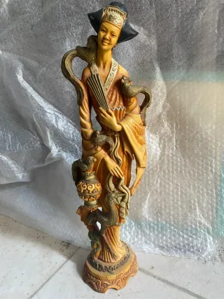 Statua donna con drago oro e giallo