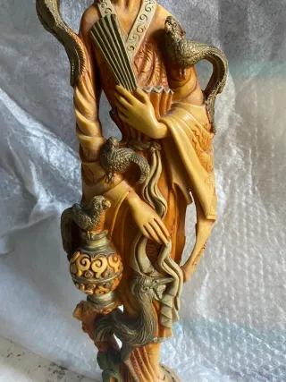 Statua donna con drago oro e giallo