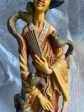 Statua donna con drago oro e giallo