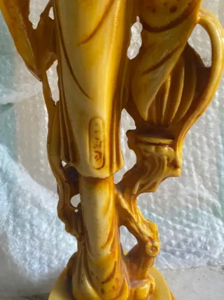 Statua donna con drago oro e giallo