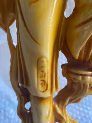 Statua donna con drago oro e giallo