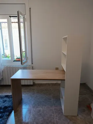 Escritorio blanco y madera claro