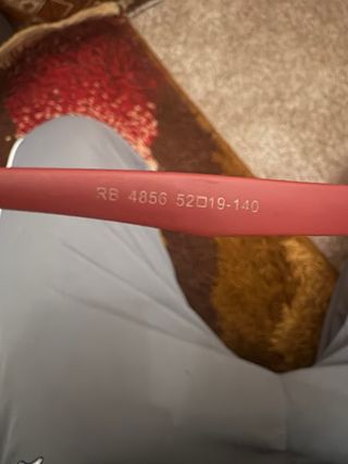 Gafas de sol Ray-Ban negras y rojas