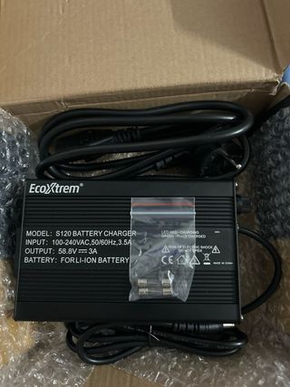 Cargador EcoXtrem 52V Patinete Eléctrico