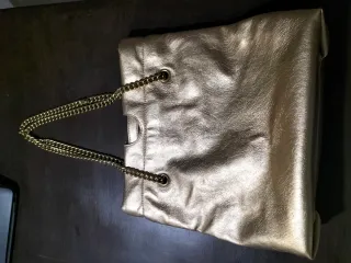 Bolso dorado con cadena corta