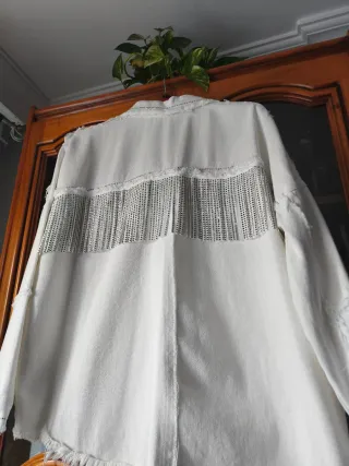 Chaqueta tejana deshilachada con flecos