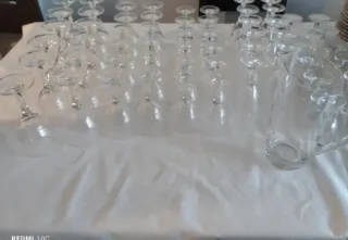 Vajilla porcelana blanca/ oro +  juego cristaleria
