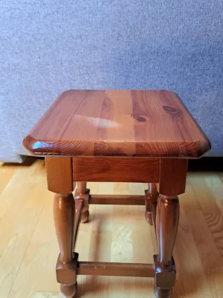 Taburete de madera rústico