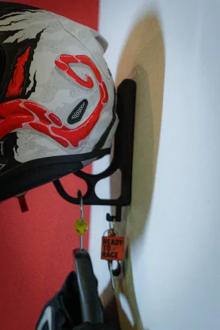 Soporte Casco Moto Negro Naranja