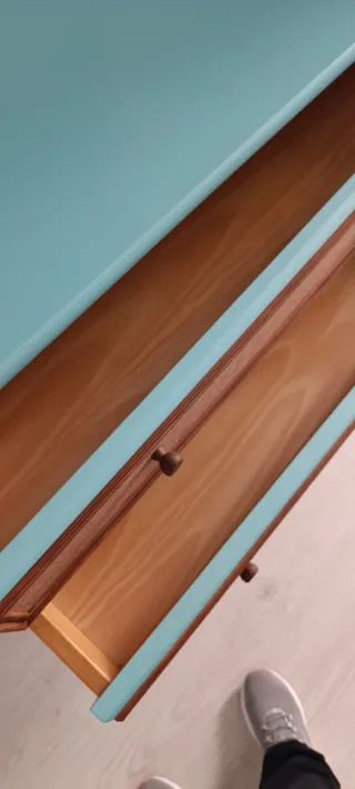 Cómoda de madera y yute