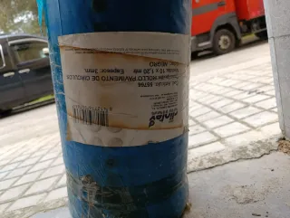 Rollo de goma/caucho negro con círculos
