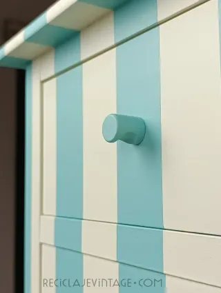 Cómoda de madera con rayas