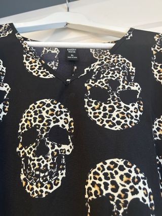 Vestido negro con calaveras y estampado animal
