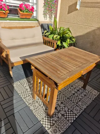 Mesa y sillas de jardín de madera