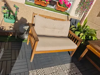 Mesa y sillas de jardín de madera