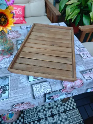 Mesa y sillas de jardín de madera