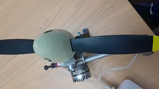 Motor RC 28LEO con hélice y depósito