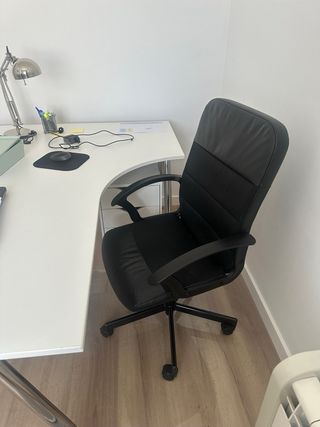 Silla de oficina negra