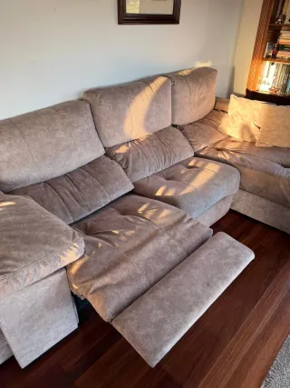 Sofá cheslong de tela beige y marrón