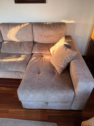 Sofá cheslong de tela beige y marrón