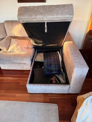 Sofá cheslong de tela beige y marrón