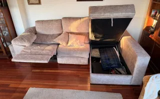 Sofá cheslong de tela beige y marrón