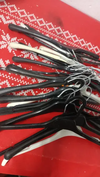 21 Perchas Plástico y Metal