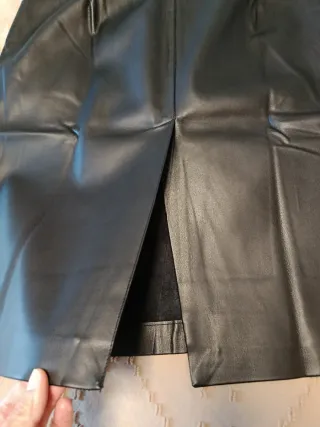 Falda Mango efecto piel negra Talla 44