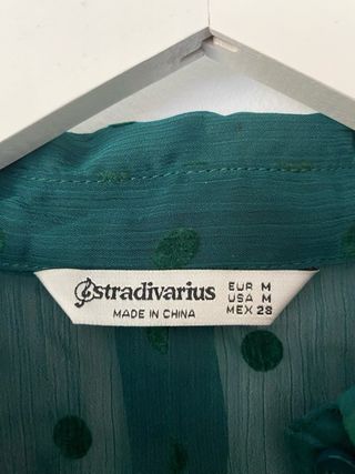 Blusa Stradivarius verde lunares M