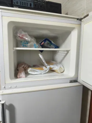 Frigorífico blanco con congelador