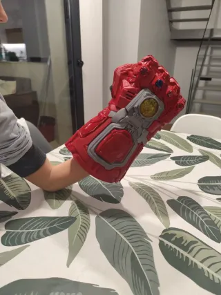 Puño Guantelete del Infinito Marvel rojo de Thanos