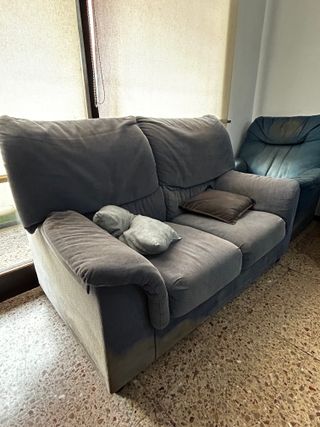 Sofá de tela gris