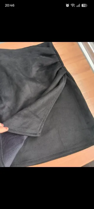 Falda mini negra plisada