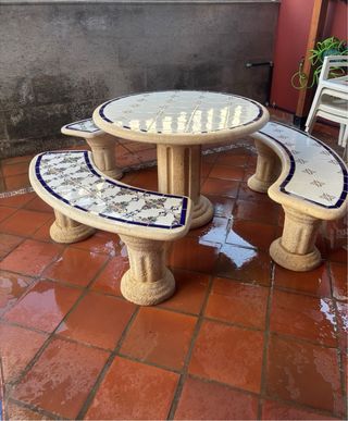 Mesa jardín piedra + 3 bancos curvos