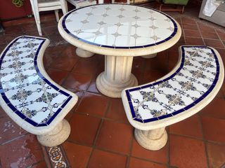 Mesa jardín piedra + 3 bancos curvos