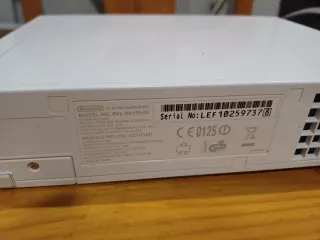 Consola Nintendo Wii con accesorios y 5 juegos.