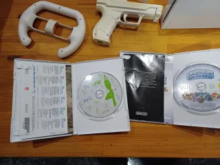 Consola Nintendo Wii con accesorios y 5 juegos.