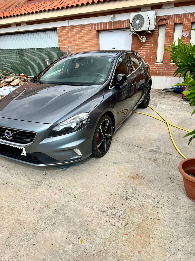 Volvo V40 D4 momentum R design 190 cv - foto 1