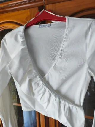 Blusa cruzada Stradivarius blanca volantes