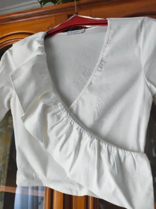 Blusa cruzada Stradivarius blanca volantes