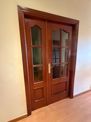 Puerta doble de madera con cristales