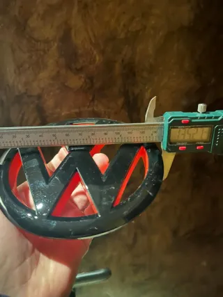 Emblema VW Negro y Rojo