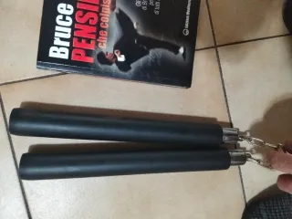 Lotto Bruce Lee: Nunchaku e libro