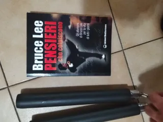 Lotto Bruce Lee: Nunchaku e libro