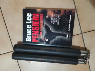 Lotto Bruce Lee: Nunchaku e libro