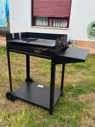 Barbacoa de metal negra