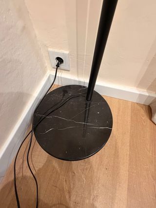 Lámpara de pie Acero y Mármol Negra - KAVE HOME